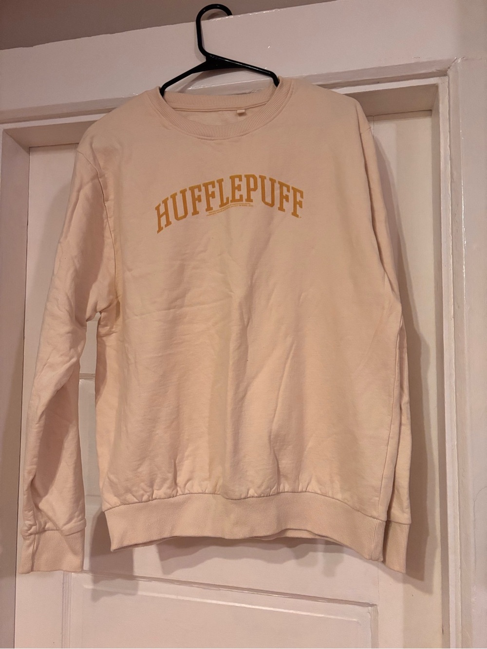 SHEIN Cream Crewneck Sweatshirt with Yellow Hufflepuff Print